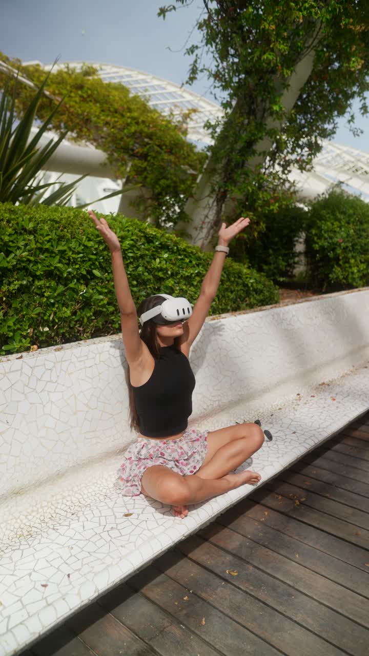 mujer meditando al aire libre con auriculares vr