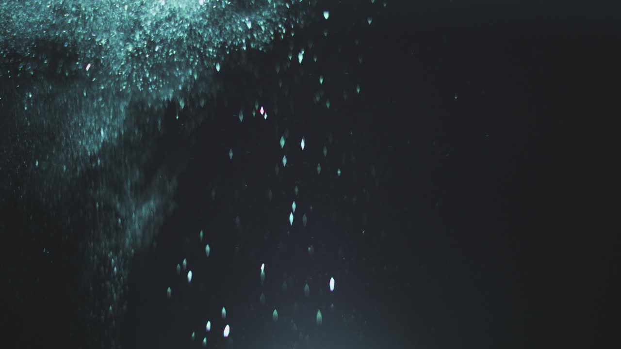 partículas de brillo azulado que caen