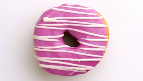 el donut glazado de primer plano.
