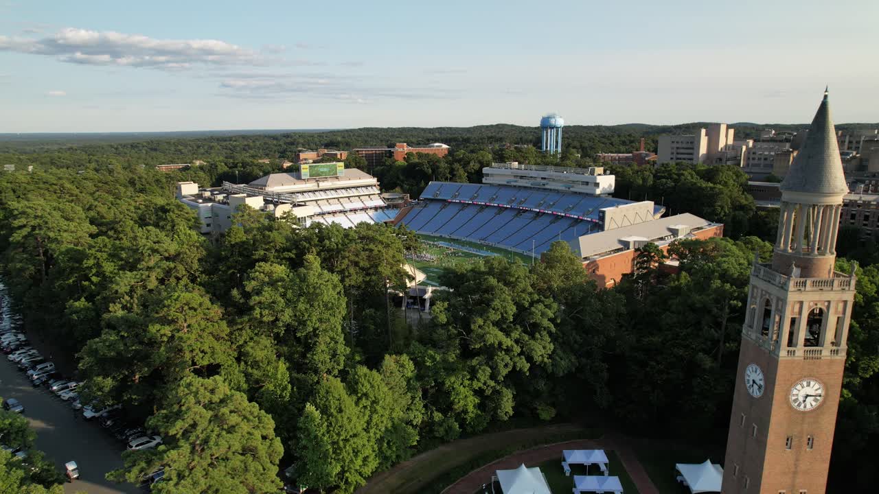 unc chapel hill drone pasa la torre del reloj al estadio de fútbol de kenan a finales del verano