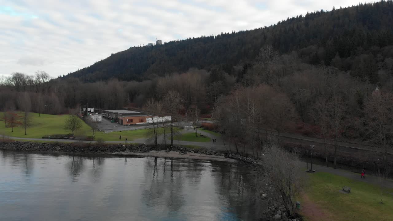 varias tomas de drones alrededor del parque marino barnet en burnaby, columbia británica, canadá