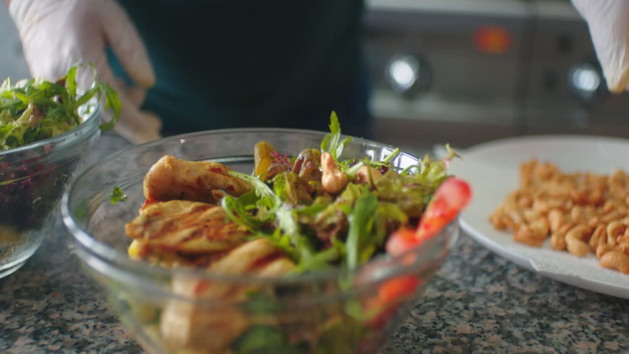 el cocinero unta los anacardos en la ensalada