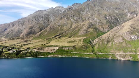 Wunderschöne-Neuseeländische-Landschaft,-Luftaufnahme-Eines-Malerischen-Sees-Und-Einer-Bergkette