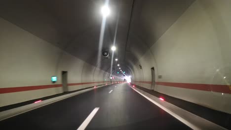 conduciendo por la carretera a través del túnel