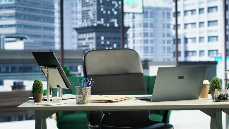 Uno spazio ufficio moderno e vuoto progettato per un CEO.