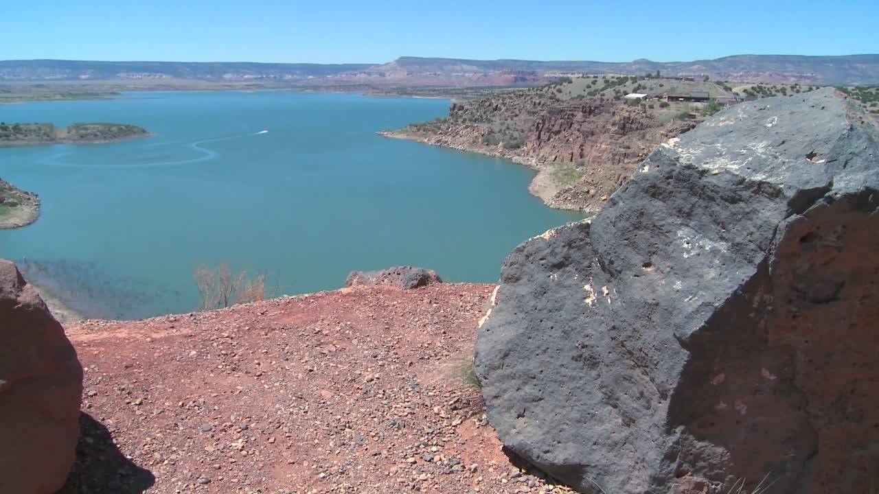 사막 남서부에 있는 호수의 돌리 샷