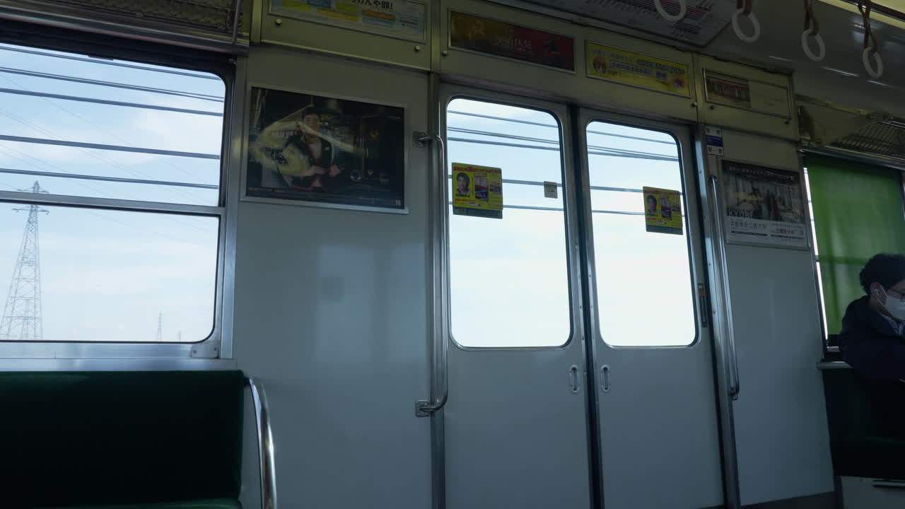 기차에서 일본의 전통 건축물과 풍경을 감상하는 문화 여행