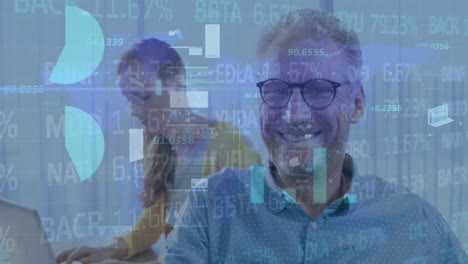 animación del procesamiento de datos del mercado de valores sobre el hombre caucásico mayor sonriendo en la oficina.