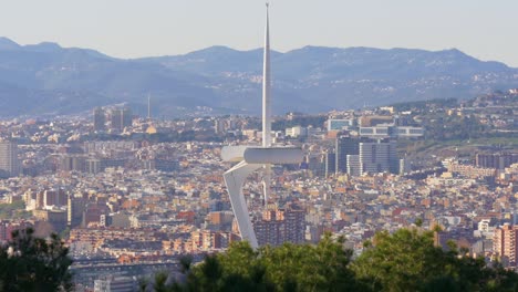 monumento olímpico barcelona luz del sol panorama 4k españa