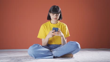 la mujer en el teléfono.