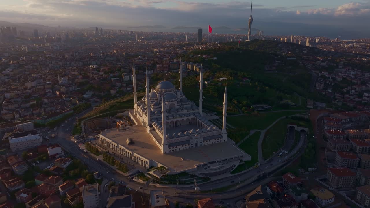Drone luftfoto af Store Camlica Moské ved solopgang, Istanbuls skyline
