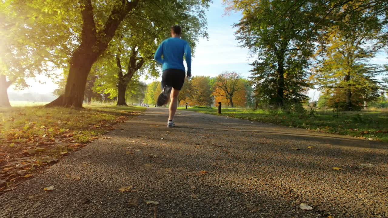 corredor hombre corriendo al aire libre en el parque