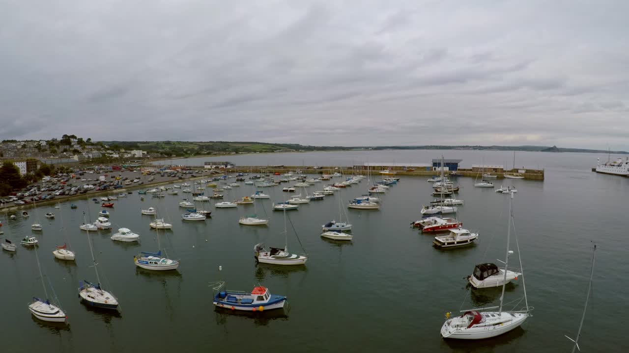 펜잰스 항구, 도크, 보트, 요트, 그리고 휴가객들에게 인기 있는 콘월의 아름다운 그림 같은 지역에 있는 드라이 도크로 연결되는 다리