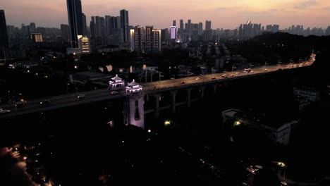 una impresionante vista aérea nocturna de wuhan durante la hora dorada