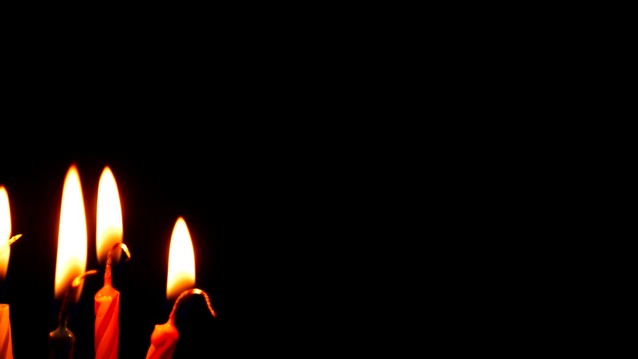 la vela de cumpleaños está ardiendo y se ha apagado.