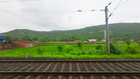 Blick-Auf-Das-Dorf,-Seite-Der-Grünen-Hügel-In-Der-Konkan-Eisenbahn