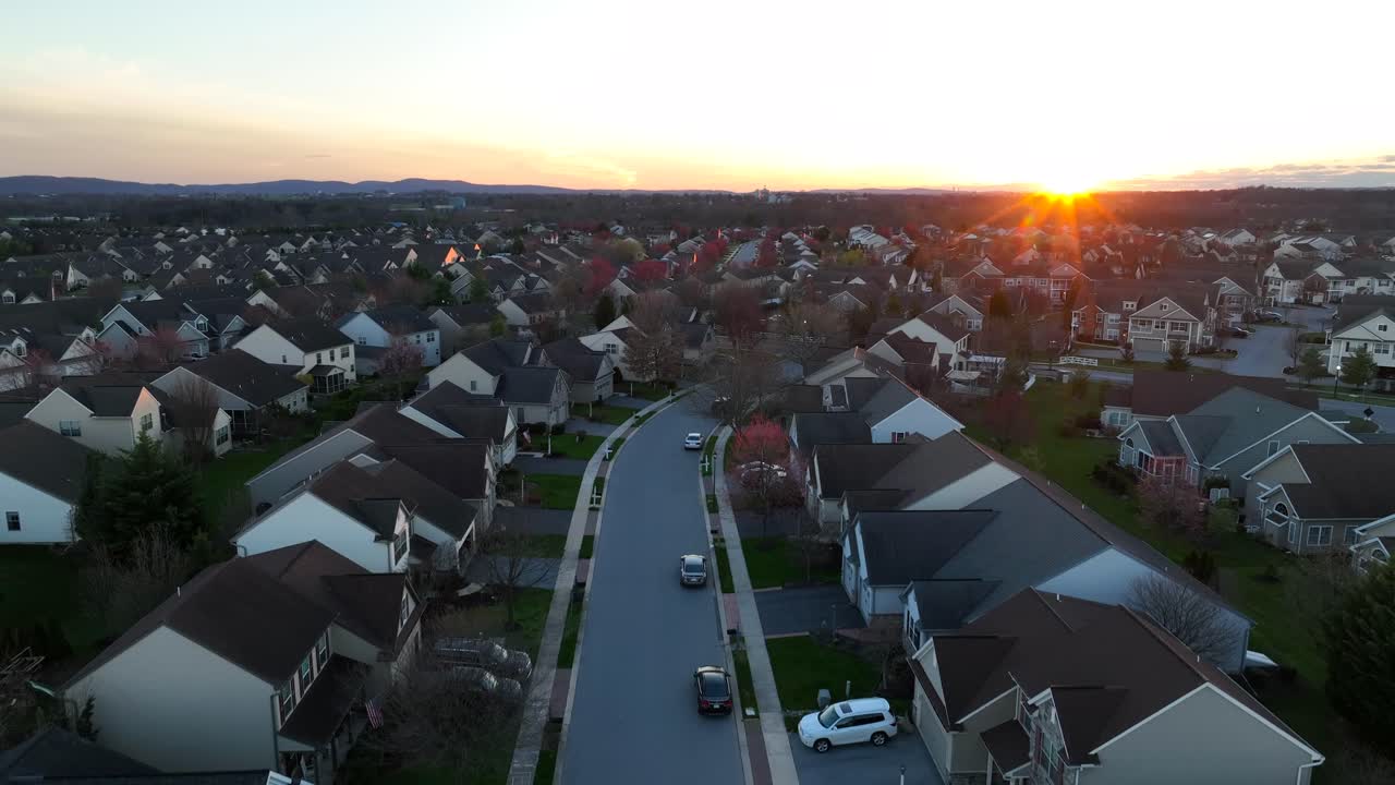 Auto in un quartiere americano durante il tramonto