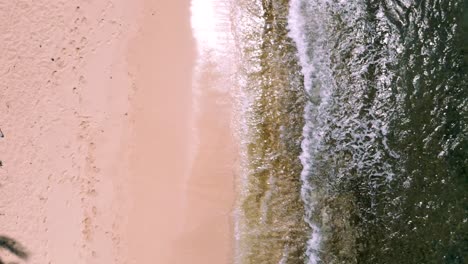 Aerial-View-Of-Cromswells-Beachwater-Waving-Towards-Seashore-On-A-Daytime-In-Oahu,-Hawaii