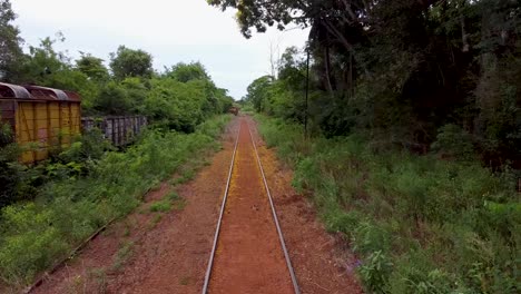 vista de avión no tripulado del ferrocarril de tren pindapoy no utilizado en misiones, argentina
