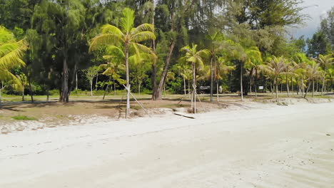 drone de bajo vuelo capturando una playa aislada en una isla tropical
