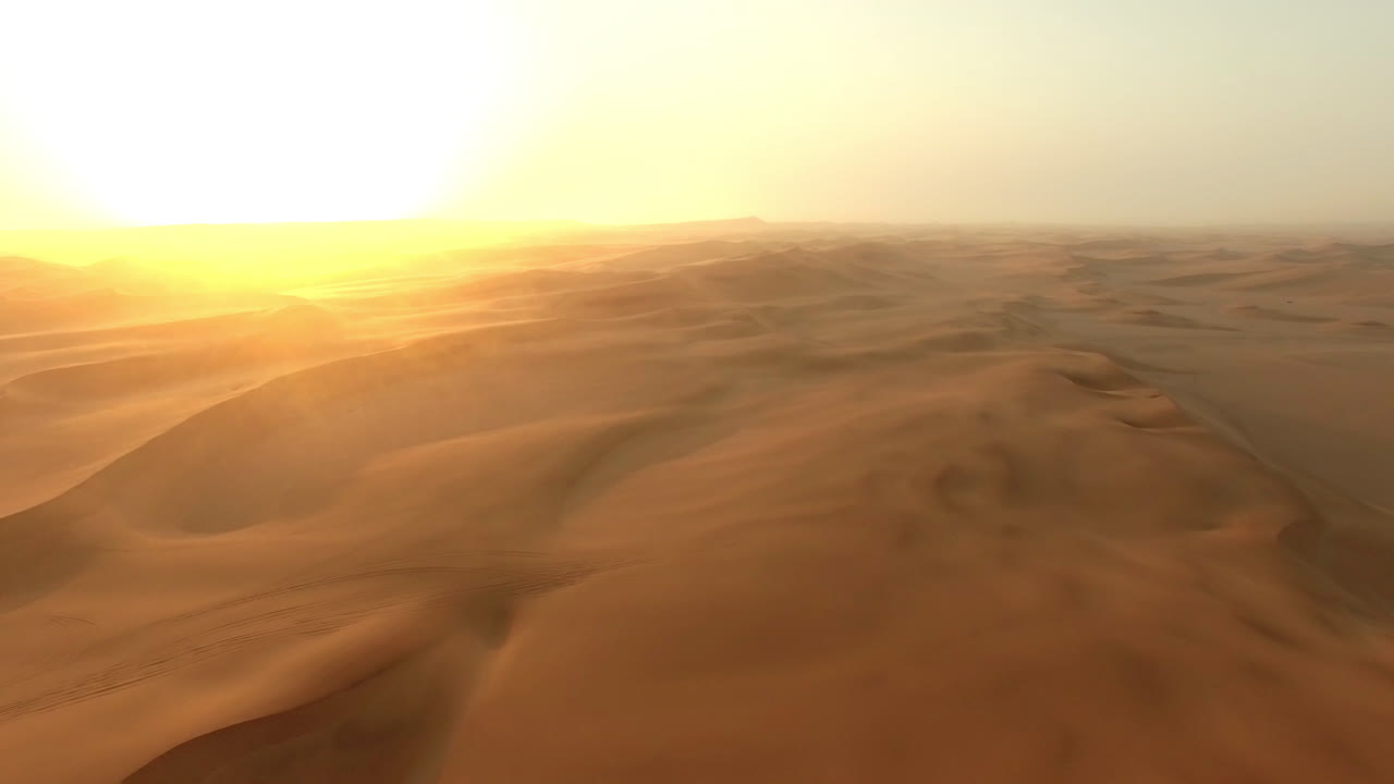 los últimos rayos de luz sobre el desierto de namibia