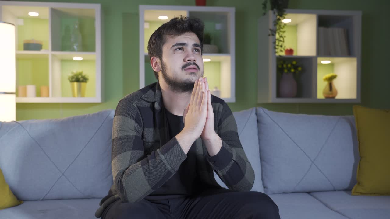 un joven desesperado e indefenso rezando, esperando.