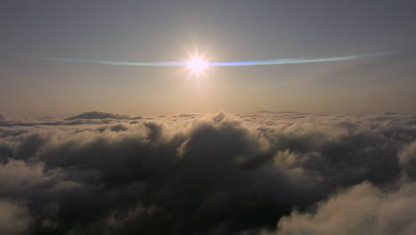 Puesta-De-Sol-Sobre-Formaciones-De-Nubes-Con-Destellos-De-Lente-Anamórficos