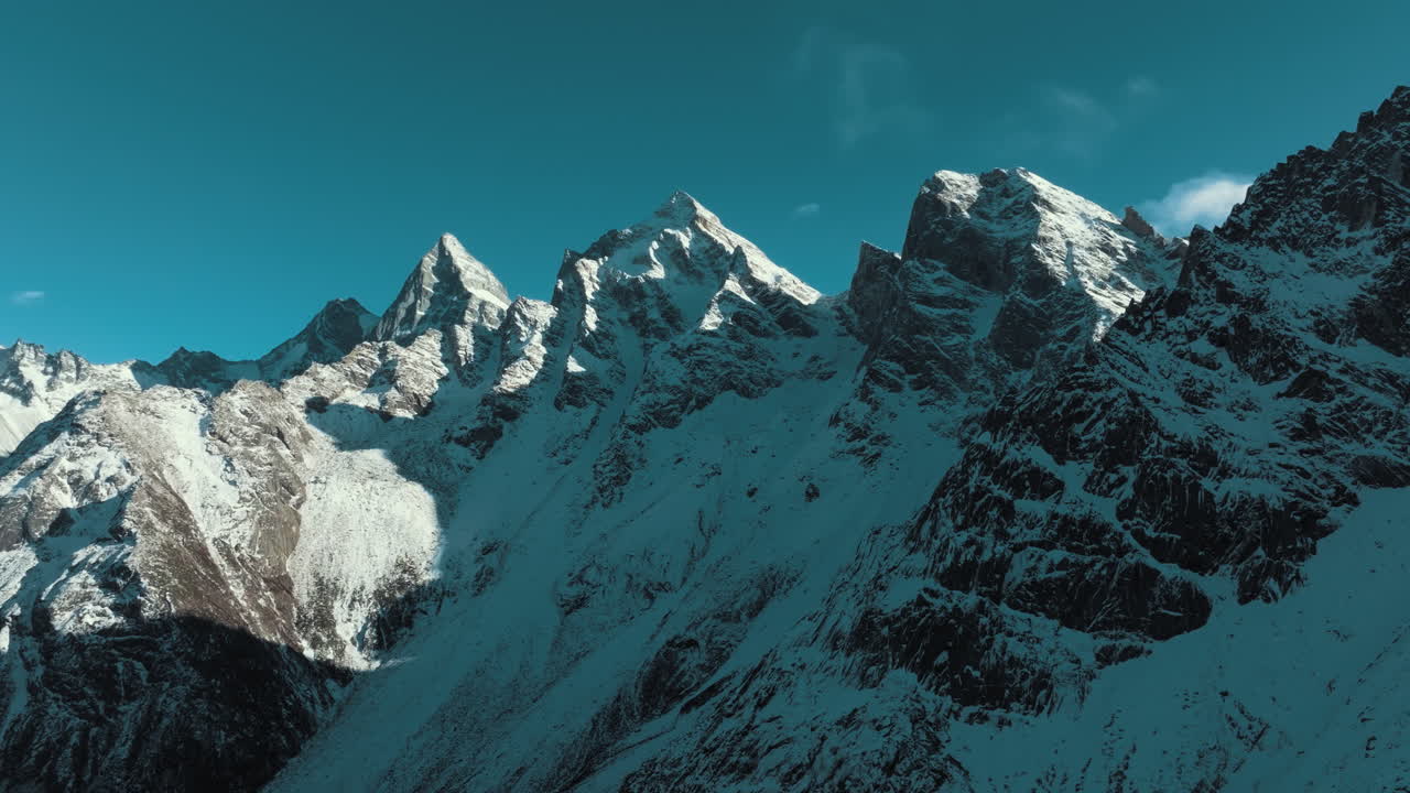 picos de montañas cubiertas de nieve
