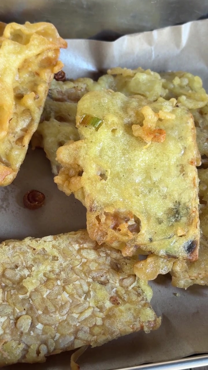 Primo piano di tempeh fritto croccante in un cestino di metallo
