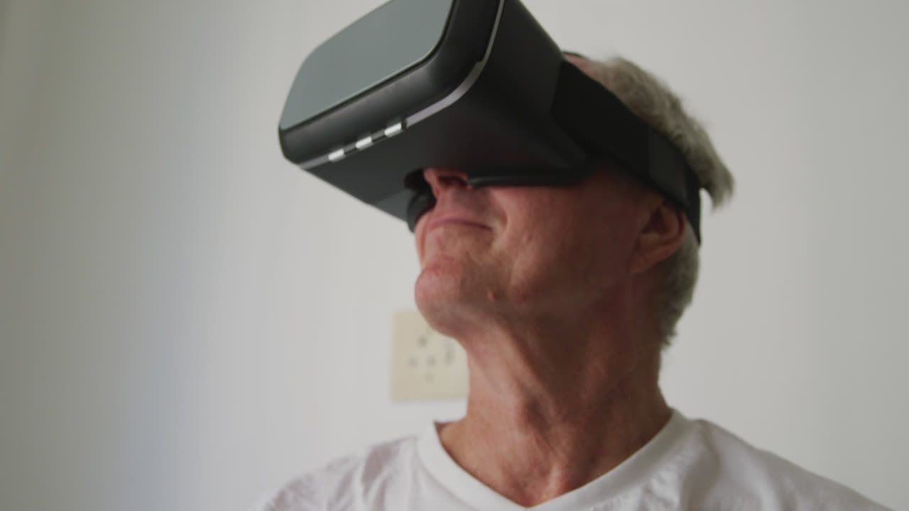 hombre mayor en distanciamiento social usando auriculares vr
