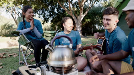 Guitarra,-Baile-Y-Campamento-Con-Amigos-Voluntarios