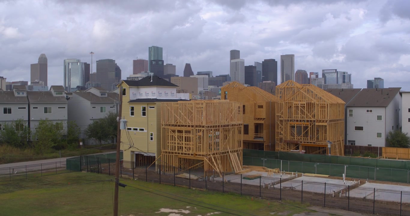 Aufsteigende Drohnenaufnahme von Neubauten von Häusern nahe der Innenstadt von Houston.