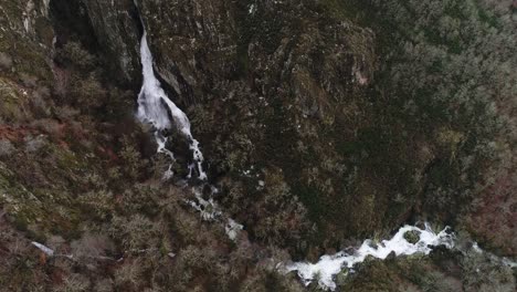 Vista-Aérea-De-Una-Cascada