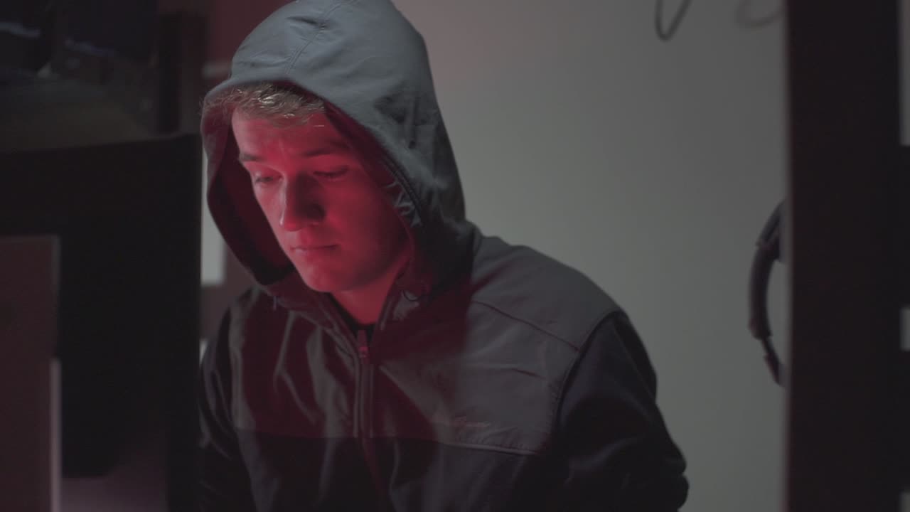 una muñeca de un hacker tenso