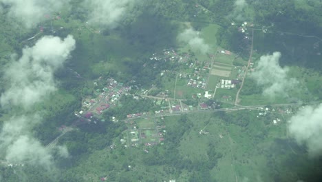 科斯塔里卡农村的云顶景观 道路和城市化,空中顶部景观