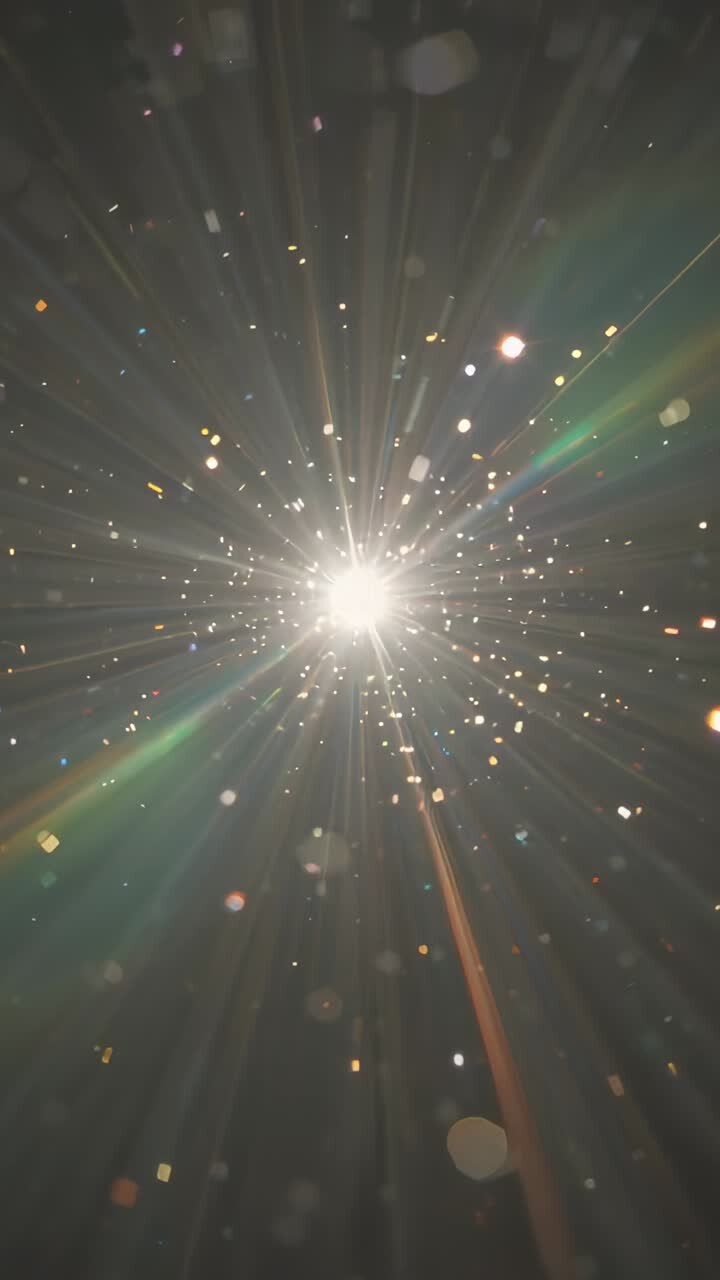 Video verticale: luce intensa che appare con raggi dorati che esplodono in uno spazio buio, illuminando granelli di polvere