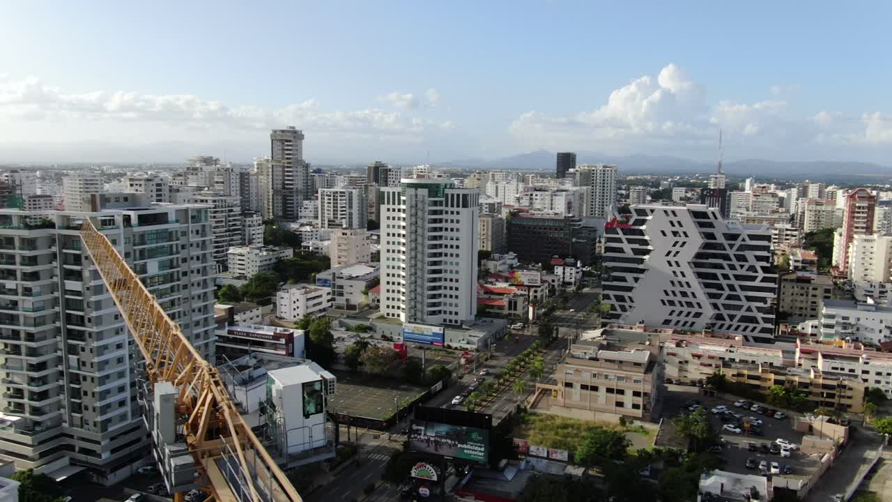 Una hermosa bandera dominicana en lo alto de una grúa en el sitio de construcción del hotel Rock en Santo Domingo, República Dominicana.