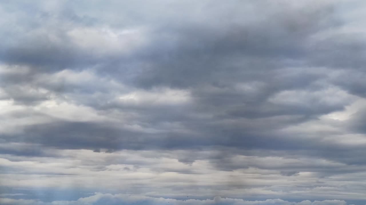 파란 밝은 하늘을 배경으로 불타는 연료 또는 자동차 4k의 연기가 있습니다. 검은 연기가 모든 것을 파괴합니다.