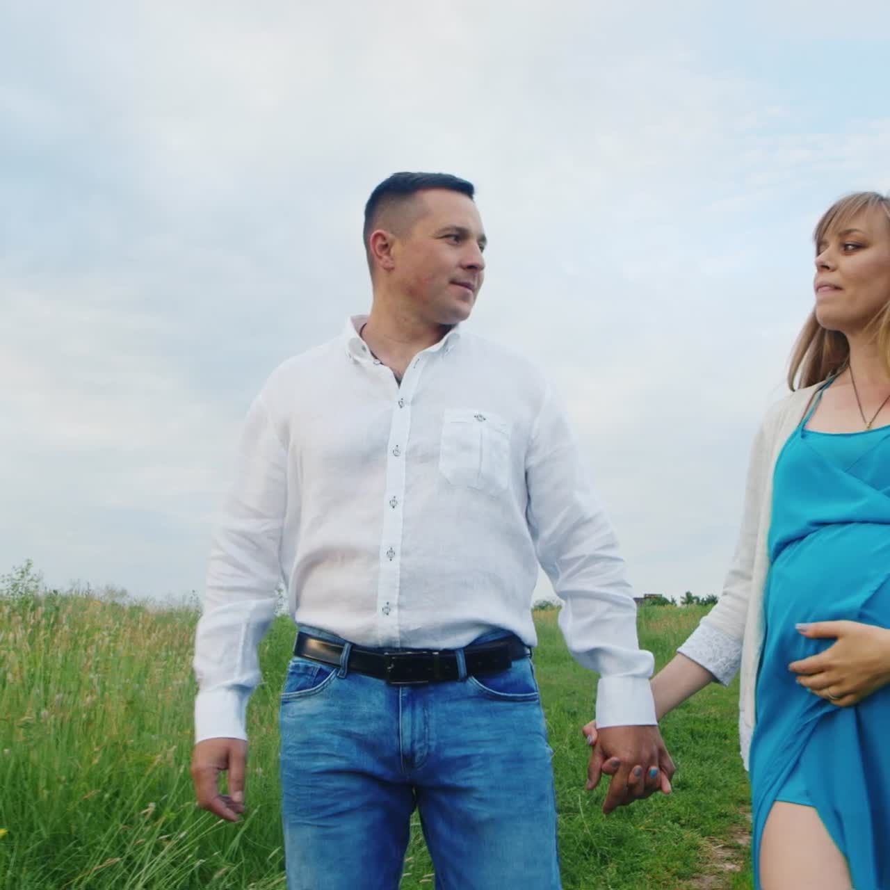 산책에 젊은 임신 부부