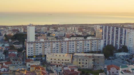 Panoramaaufnahme-Der-Stadt-Algier-Bei-Sonnenaufgang-Mit-Wunderschönen-Farben-Des-Himmels---Zeitlupe