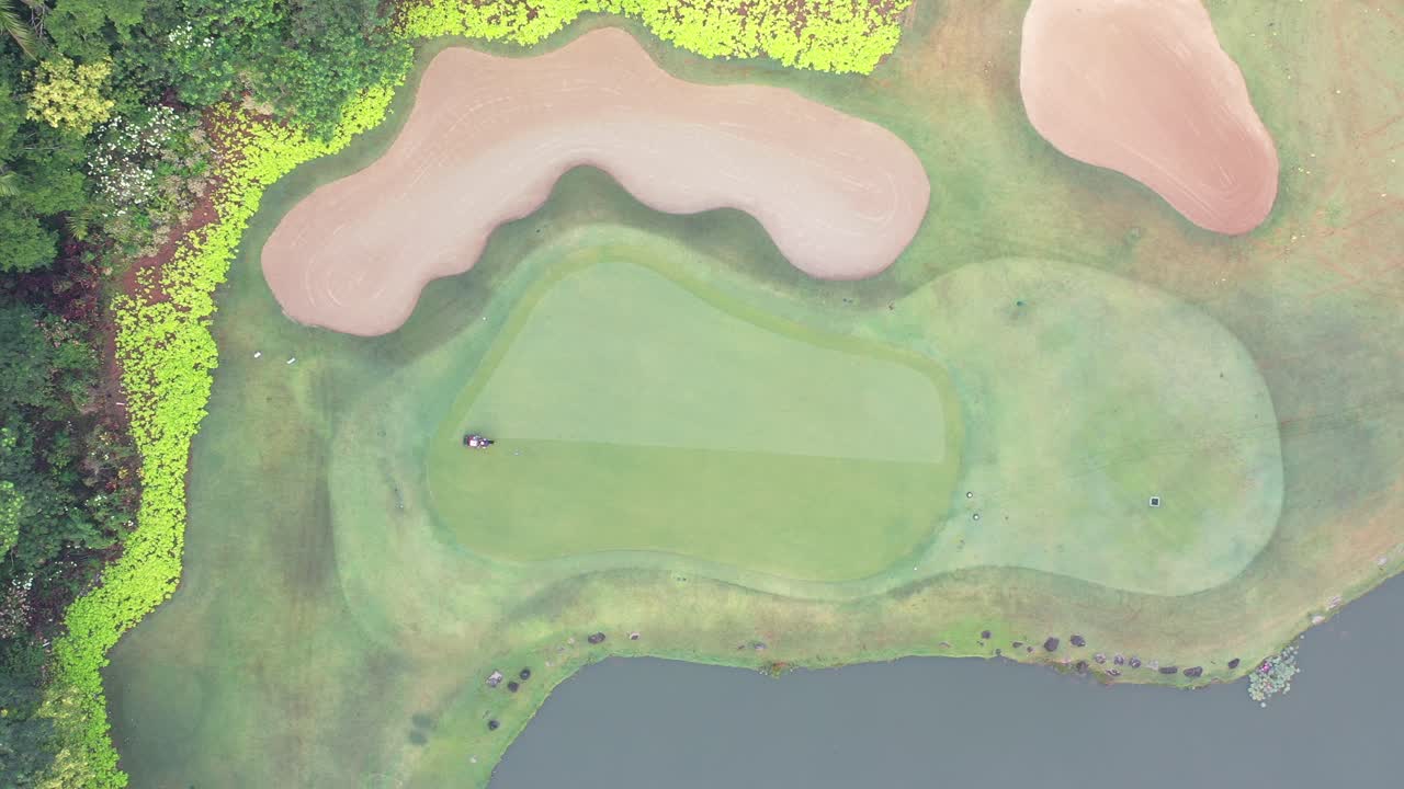 호수 와 함께 골프 코스 의 공중 풍경