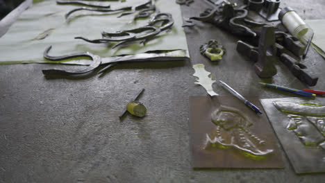 placas de aluminio en relieve con herramientas de herrería en la mesa de trabajo