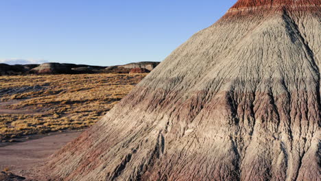 Coloridos-Tipis-De-Desierto-Pintado-Con-Tierra-árida-Y-Cielo-Azul---Drone-Volando-En-Arizona