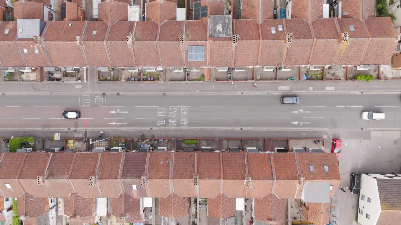 Veduta aerea di una strada residenziale nel Regno Unito.