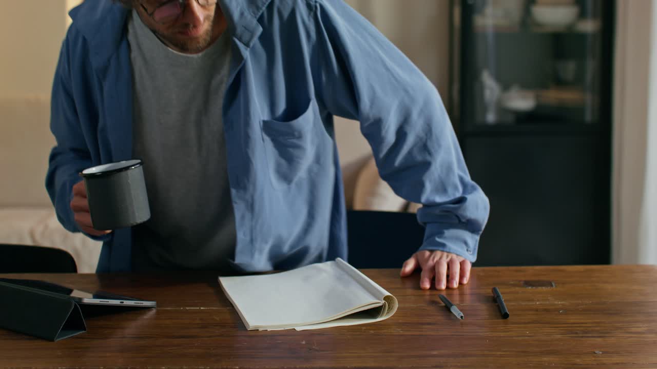 hombre que trabaja desde casa