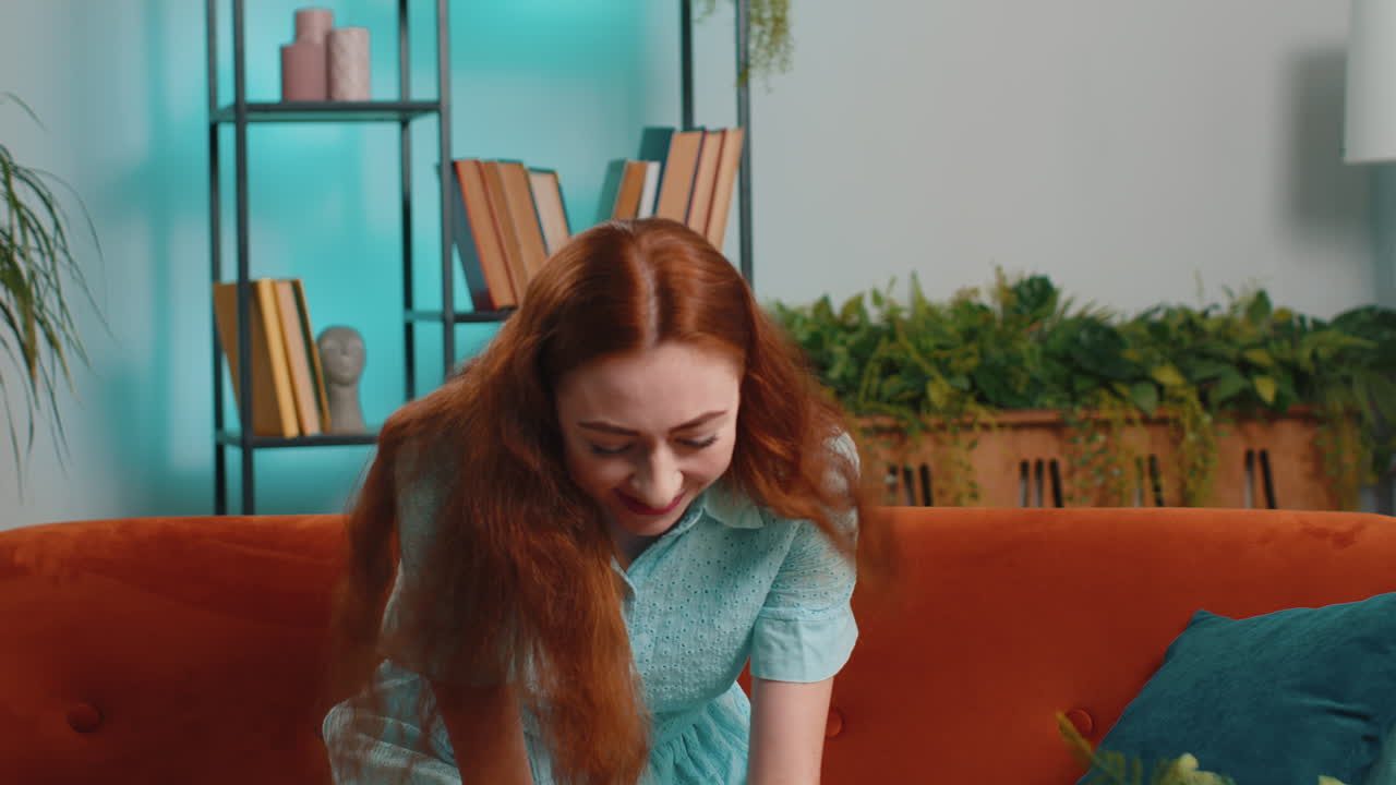 집에서 행복한  ⁇ 은 머리 여성 스마트폰을 사용 타이핑 브라우징 와우 예 발견 큰 큰 승리를 축하