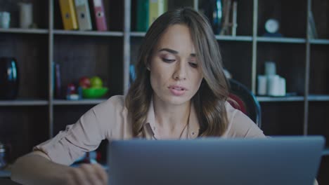 mujer de negocios multitarea trata de centrarse en varias cosas a la vez. multitarea