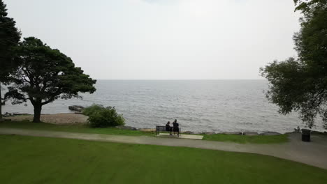 Vorwärtsaufnahme-Des-Sees-Im-Paletta-Lakefront-Park