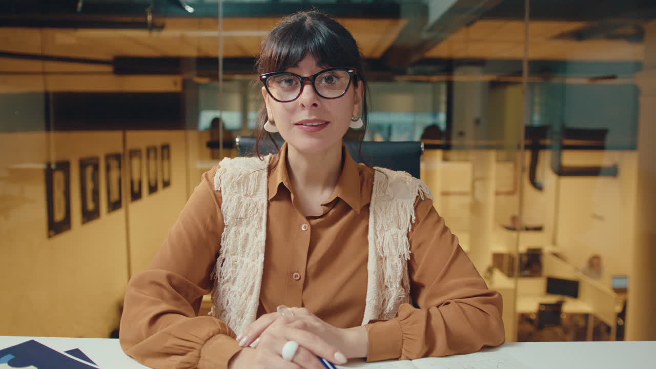joven mujer de negocios hablando en cámara durante una reunión en línea