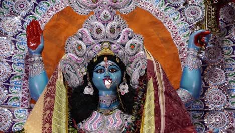 diwali es uno de los festivales más grandes de la india, kali, una de las deidades de los hindúes, es adorada en este festival